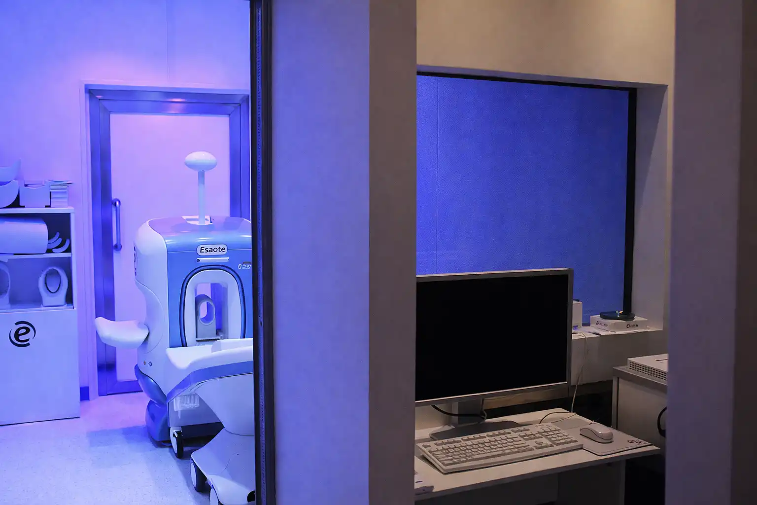 Laboratorio médico moderno construido por WIMAG Arquitectura - Cumplimiento de normativas sanitarias